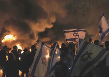 İsrailli esirlerin yakınları Tel Aviv’de otoyolu kapattı