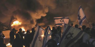 İsrailli esirlerin yakınları Tel Aviv’de otoyolu kapattı