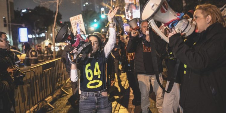 İsrailliler Netanyahu hükümetinin istifası için sokaklara indi