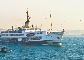 İstanbul’da ağır sis nedeniyle kimi vapur seferleri iptal edildi