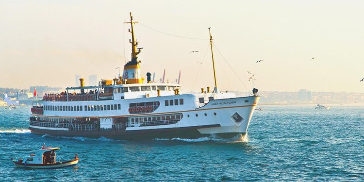 İstanbul’da ağır sis nedeniyle kimi vapur seferleri iptal edildi