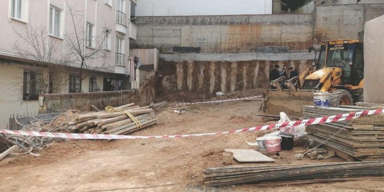 İstanbul’da temel hafriyatı çöktü, bir emekçi hayatını kaybetti
