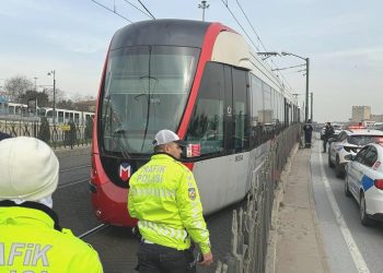 İstanbul’da tramvayın altında kalan kişi hayatını kaybetti