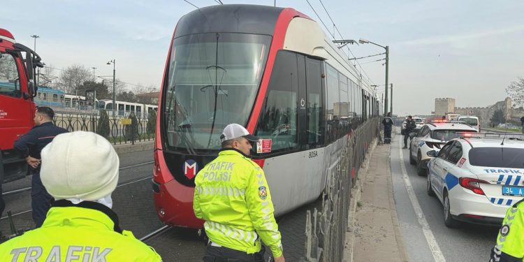 İstanbul’da tramvayın altında kalan kişi hayatını kaybetti