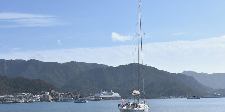 Marmaris’te kuvvetli fırtına nedeniyle yelkenli tekne karaya oturdu