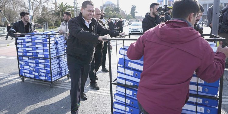 Martı, “Paylaşımlı Seyahat Yönetmeliği” için 376 bin dilekçeyi İBB’ye teslim etti