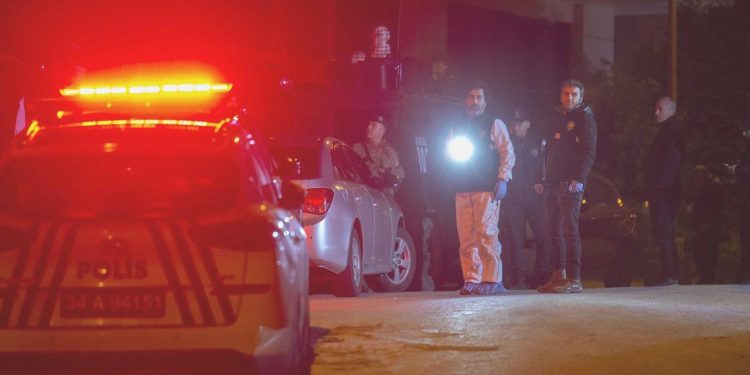 Pendik’te kimlik soran polislere ateş açıldı