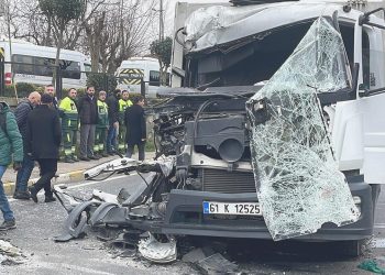Sarıyer’de İETT otobüsüyle çöp kamyonu çarpıştı: 2’si ağır, 3 yaralı