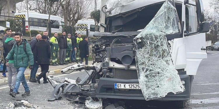 Sarıyer’de İETT otobüsüyle çöp kamyonu çarpıştı: 2’si ağır, 3 yaralı