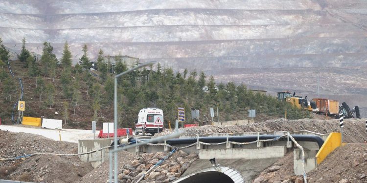 Toprak altında kalan personeller beş gündür aranıyor!