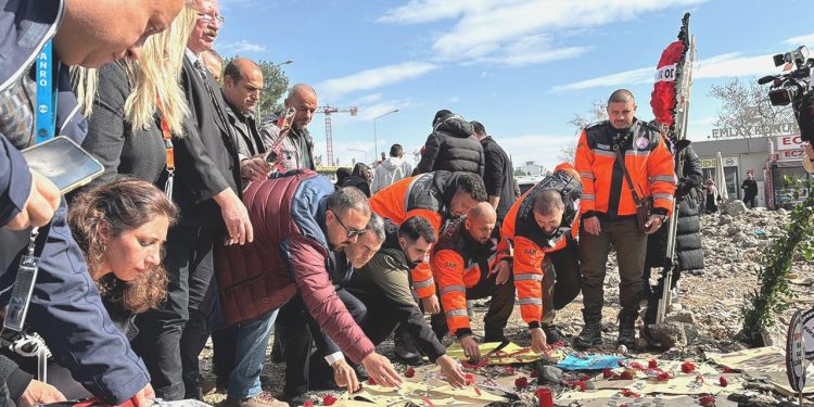 Turist Rehberleri Birliği, İsias Otel’in enkaz alanına karanfil bıraktı