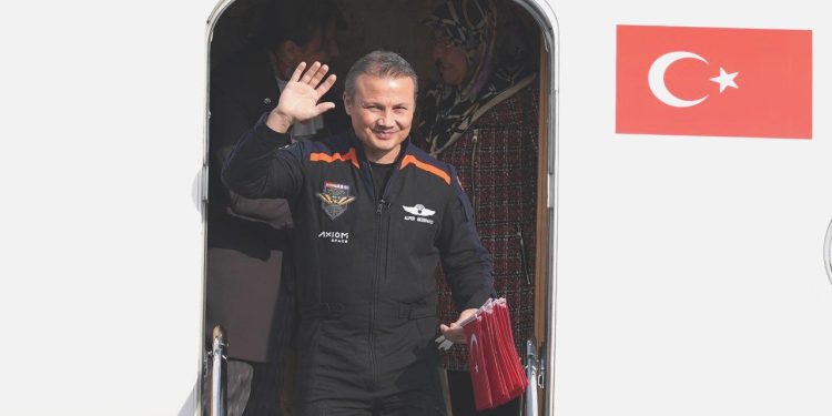 Türkiye’nin birinci astronotu Alper Gezeravcı yurda döndü