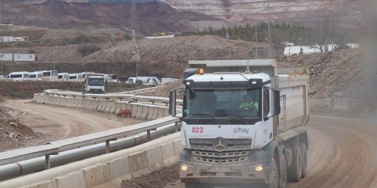 Yerlikaya: İliç’te günlük 1500 kamyon toprak kaldırılıyor