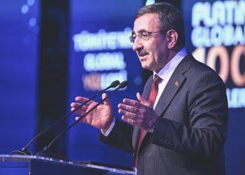 Yılmaz İngiltere’de yatırımcılarla bir ortaya gelecek