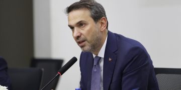 Bakan Bayraktar açıkladı: Elektrik ve doğalgaza zam yok!