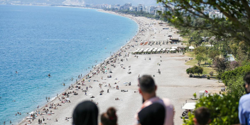 Antalya sahillerine tatilci akını