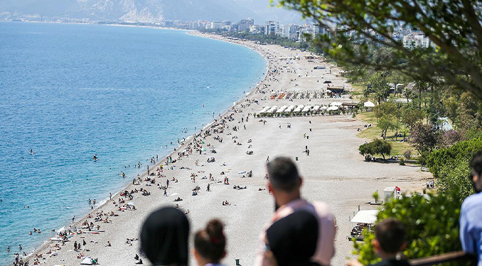 Antalya sahillerine tatilci akını