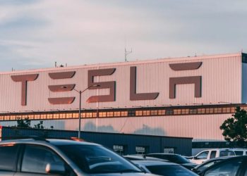 Musk’ın ‘daha ucuz model’ sözü Tesla hisselerini uçurdu