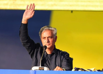 Dünya, Fenerbahçeli Mourinho’yu konuşuyor: Kahraman gibi karşılandı!