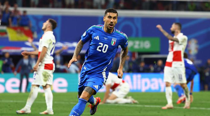 İtalya 90+8’de turu aldı!