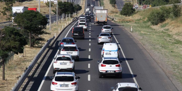Tatilciler geri dönüyor: İstanbul yönünde yoğunluk artıyor
