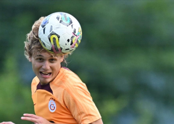 Galatasaray, Efe Akman ile profesyonel sözleşme imzaladı