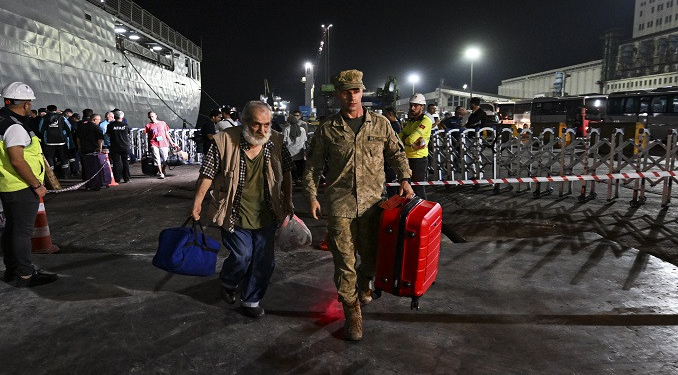 Lübnan’dan tahliye edilen Türk vatandaşları, Mersin’e ulaştı