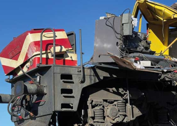 Muş’ta tren, beton pompası kamyonuna çarptı