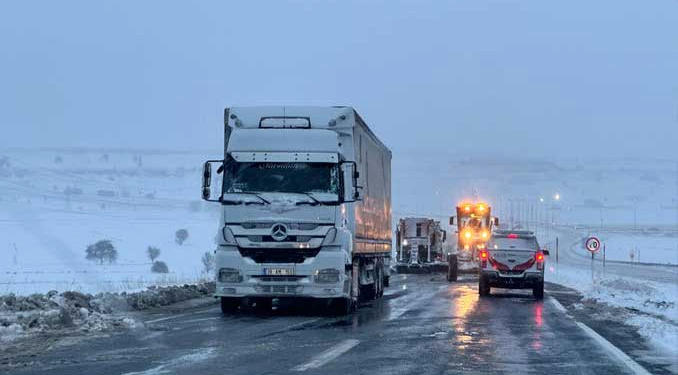 Birçok karayolu kar yağışından kapandı