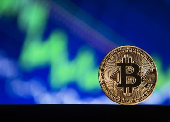 Bitcoin, rekor seviyede yerini arıyor