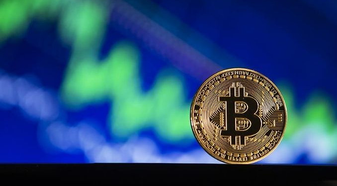 Bitcoin, rekor seviyede yerini arıyor