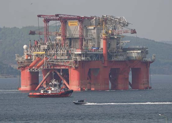 Çanakkale Boğazı dev petrol platformunun geçişi için kapatıldı