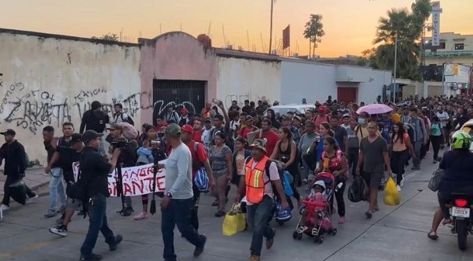Trump’ın yarışı önde götürmesi sonrası göçmen konvoyu yola çıktı
