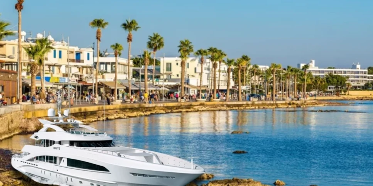 AB ve Amerikan yaptırımlarından kaçan Ruslar, Güney Kıbrıs’tan Kuzey Kıbrıs Türk Cumhuriyeti’ne göç ediyor