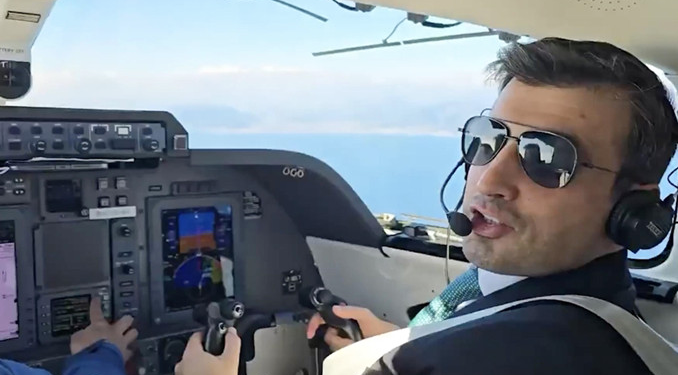 Baykar Yönetim Kurulu Başkanı Bayraktar, Piaggio P180’nin pilot koltuğunda