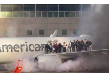 ABD’de uçağın motoru alev aldı: 282 yolcu tahliye edildi