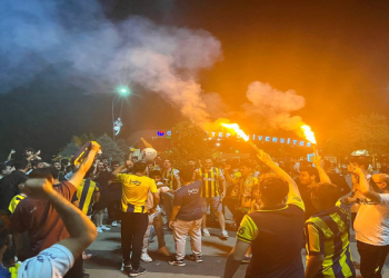 81-70’lik zafer sonrası sarı-lacivertli coşku sokaklara taştı