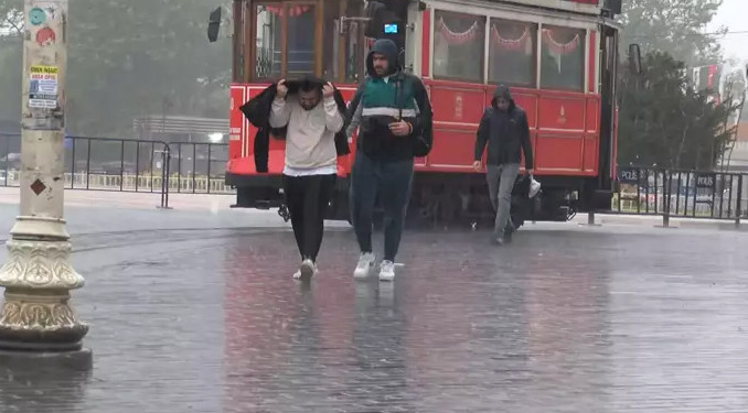İstanbul yağmurla uyandı, İzmir için turuncu alarm