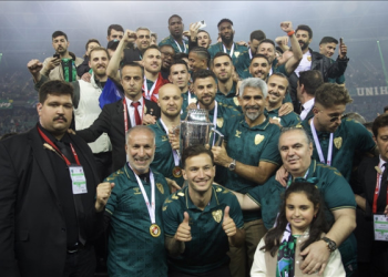 Süper Lig’e yükselen Kocaelispor, şampiyonluk kupasını aldı