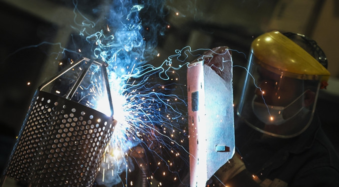 Sanayi üretimi aylık azaldı, yıllık arttı