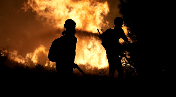 Çeşme’de orman yangını büyüyor, İzmir otoyolu ulaşıma kapatıldı