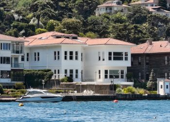 Dilek Sabancı 1.2 milyarlık yalısında kaçak kat yaptırdığı iddia ediliyor…