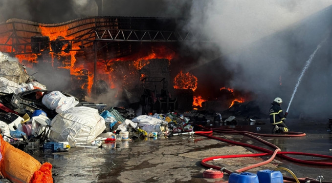 Sanayi sitesinde alevler yükseldi: Ordu’da geri dönüşüm tesisinde yangın