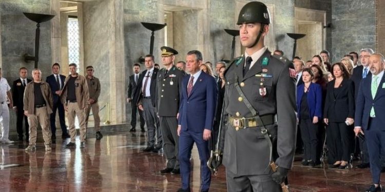 CHP lideri Özel, Anıtkabir’i ziyaret etti