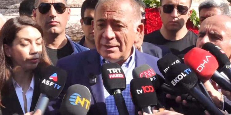 Gürsel Tekin eski il binasına geldi, 10 dakika kaldı