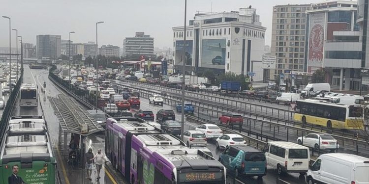 İstanbul’da trafik yoğunluğu yüzde 80’e çıktı