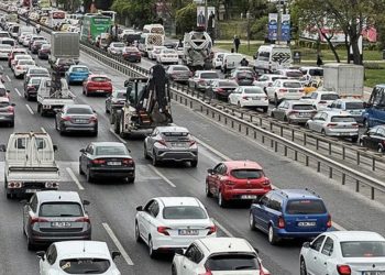 Yağış, okulların açılışı, abluka üçlüsü İstanbul trafiğini kilitledi