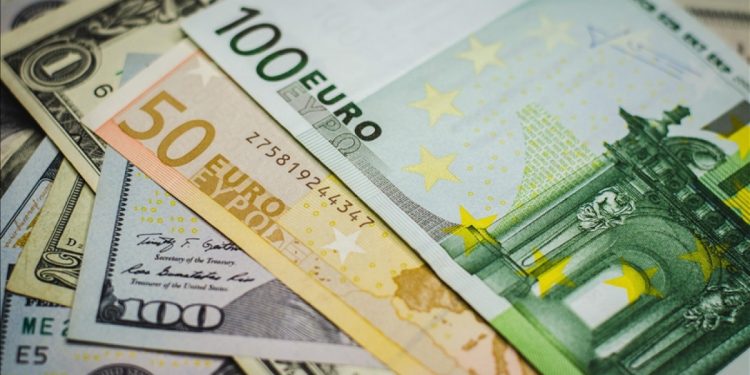 Dolar hafif yükseldi, euro ve sterlin geriledi: İşte son durum