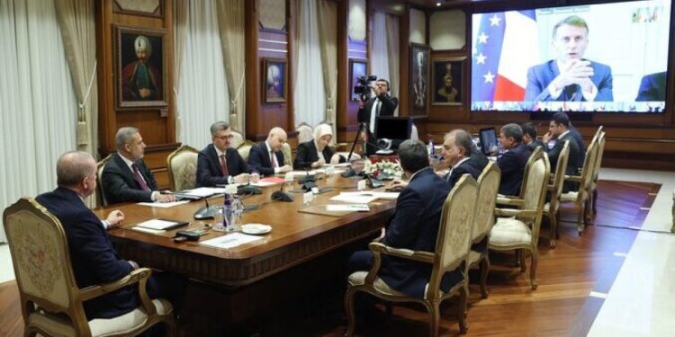 Erdoğan: Rusya-Ukrayna müzakerelerine İstanbul ev sahipliği yapabilir