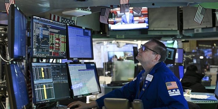 Wall Street’te karışık seyir: Dow yükseldi, Nasdaq geriledi